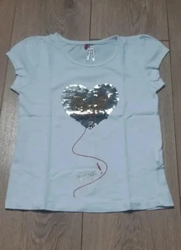Tee-shirt Mc blanc séquins réversibles motif coeur 8 ans en très bon état - photo numéro 2