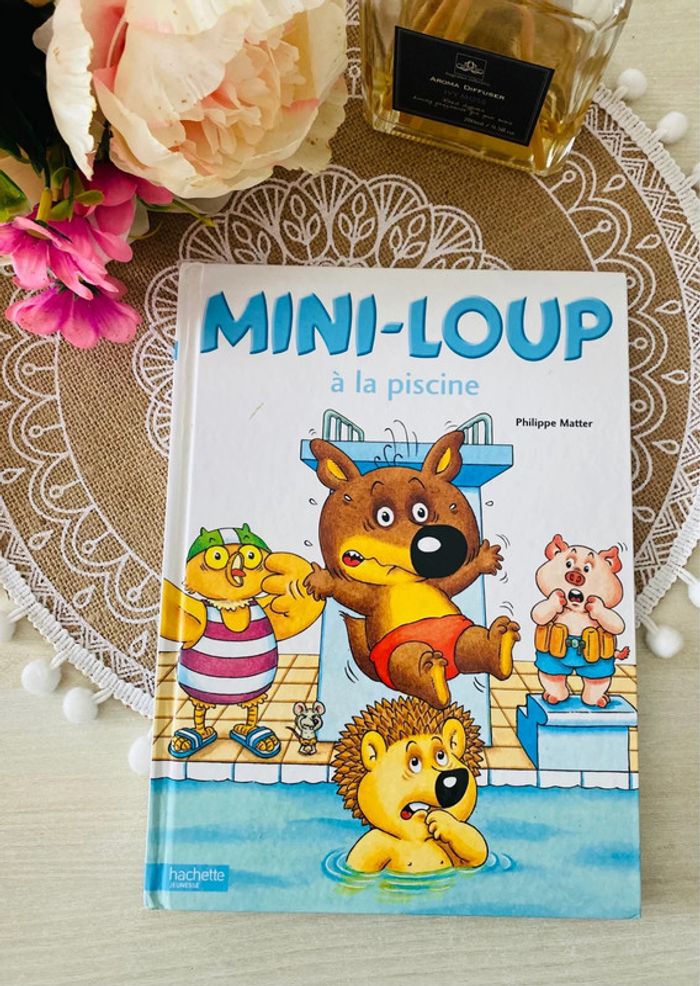 Mini loup à la piscine