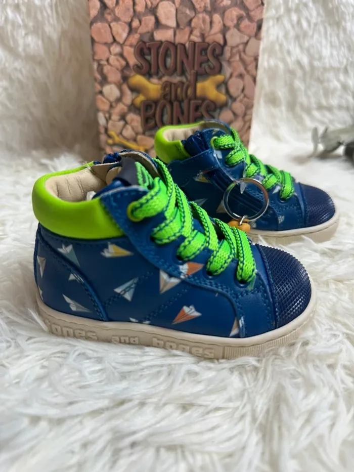 Paire de chaussures bébé stones and Bones taille 19 - photo numéro 2