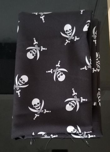 Grand Coupon de Tissu Noir Tête de Mort Piraterie