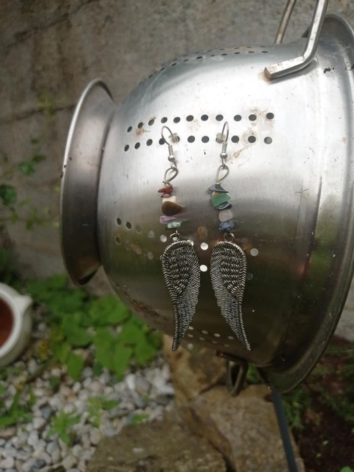 Boucles plumes et pierres naturelles