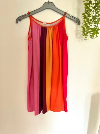 Très jolie robe à bretelle pour petite fille