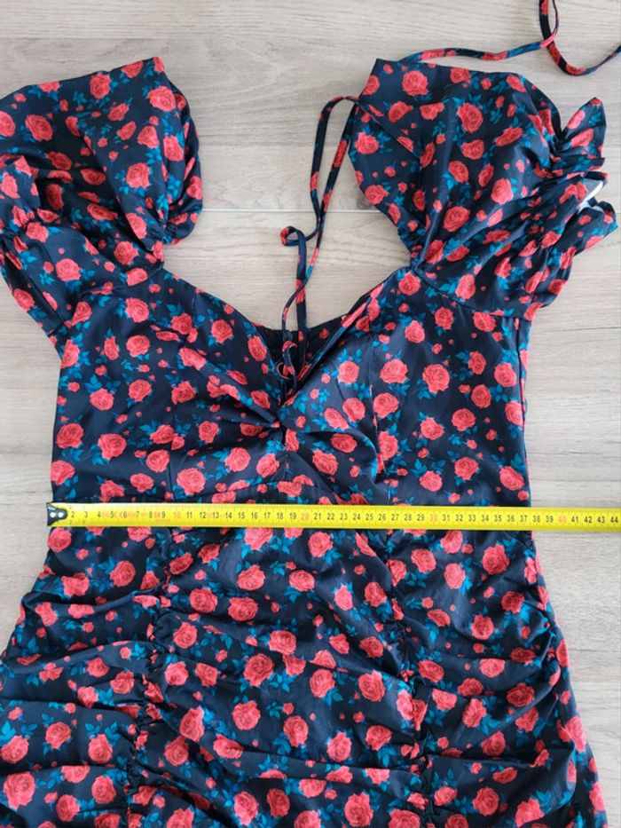 Robe de cérémonie motifs roses rouges sur fond noir manches courtes Taille 34/36 - photo numéro 9