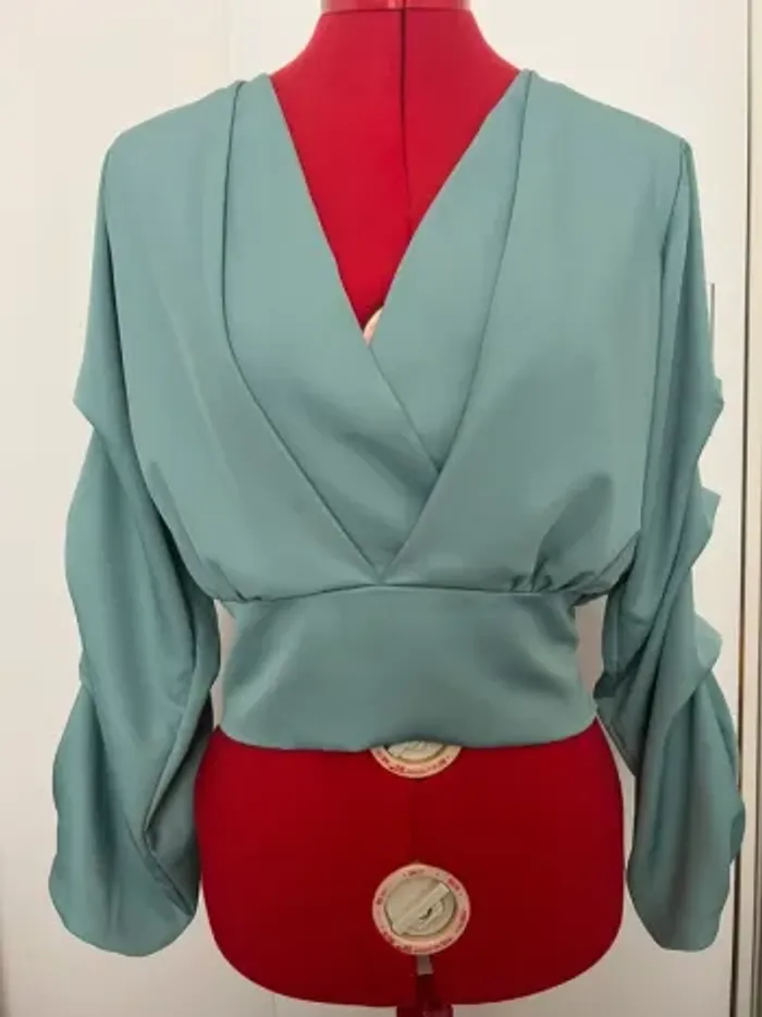 Blouse satinée bleue manches longues froncées