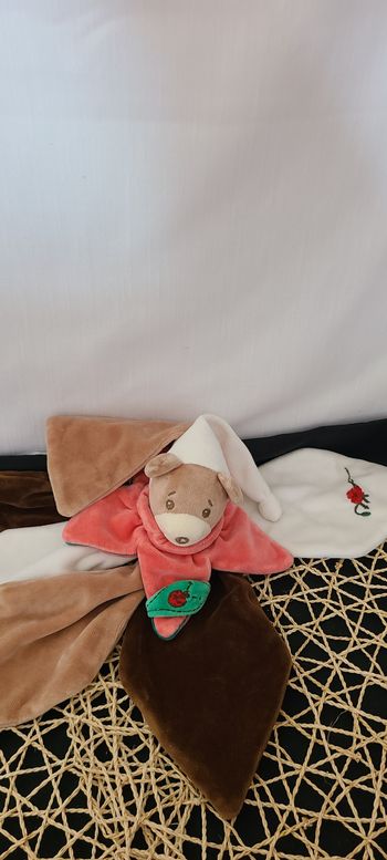 Doudou plat fleur pétale ours marron blanc rouge TAKINOU
