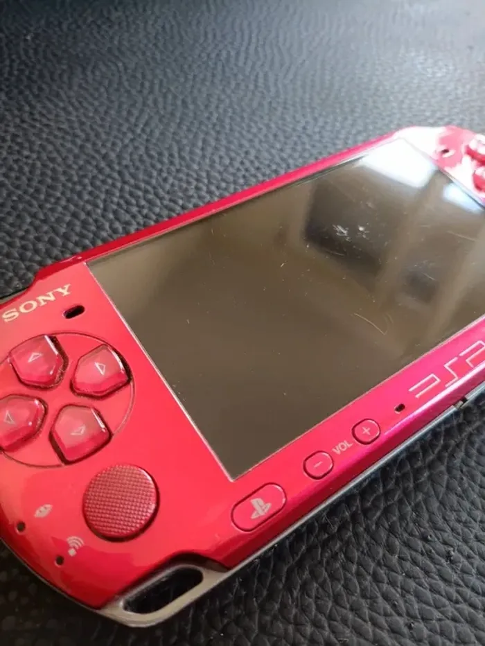 PSP 3004 Slim Rouge Radiant Red Sony - photo numéro 2