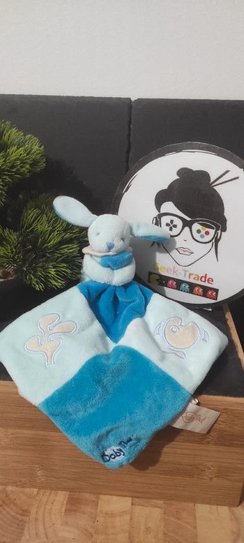 Baby Nat luminescent doudou lapin bleu mouchoir poisson corail blanc bleu Carré