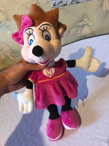 Petite Fille Cheveux Bruns Piques Robe Ruban Rose Cœur Blanc Ecriture N Peluche Petits Enfants Bébés