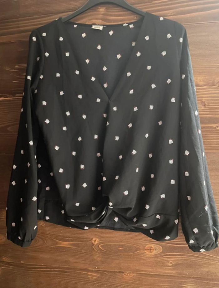 Blouse noire a motif blanc et rouge