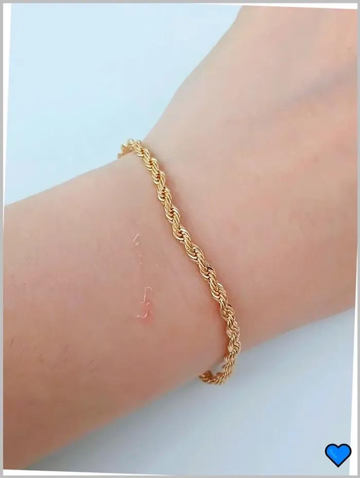 Bracelet torsadé doré – Élégance minimaliste