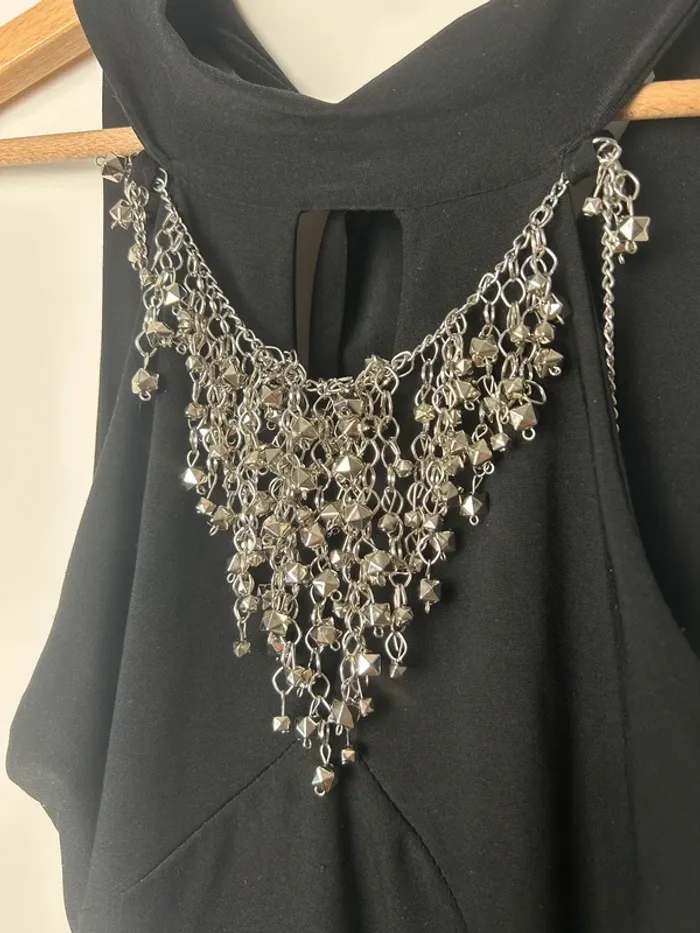 Robe de soirée noire moulante – Collier argenté intégré – Taille M - photo numéro 5