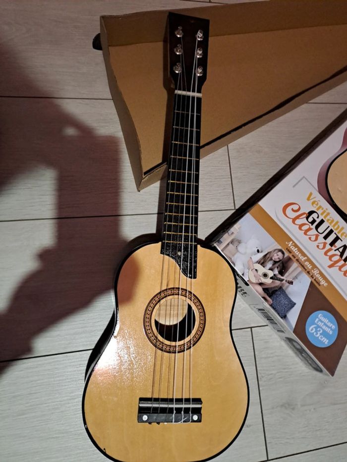 Guitare enfant comme neuve - photo numéro 4