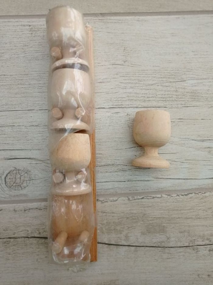 Lot de 4 coquetiers en bois + support en bois