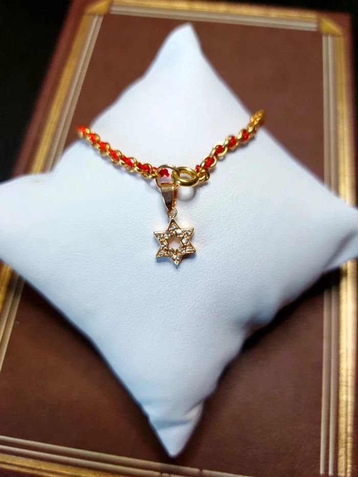 Magnifique bracelet raffinée chaînette doré et corde rouge, breloque étoile à strass - photo numéro 2