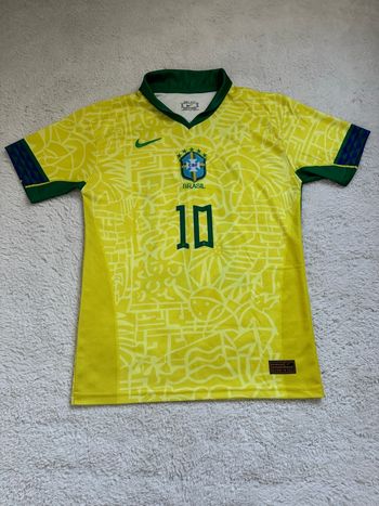Bonjour ! Je vends un maillot du Brésil numéro 10 Neymar Jr taille S en très bon état.