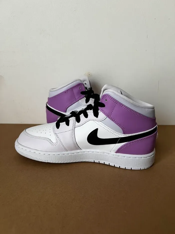 Nike Air Jordan 1 Mid Barely Grape - 38,5 - photo numéro 2