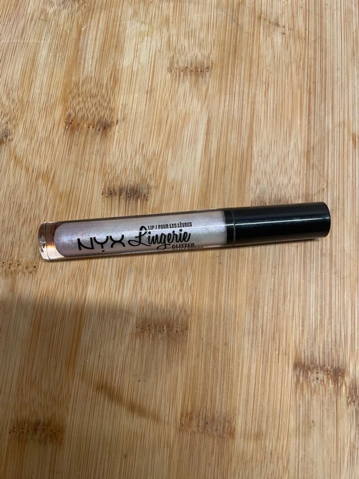 Lot Nyx Soft Latte Metallic lip cream teinte Milan + Nyx Lingerie Glitter - photo numéro 5