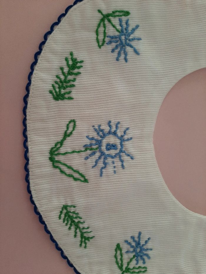 Bavoirs anciens rebrodés - photo numéro 3