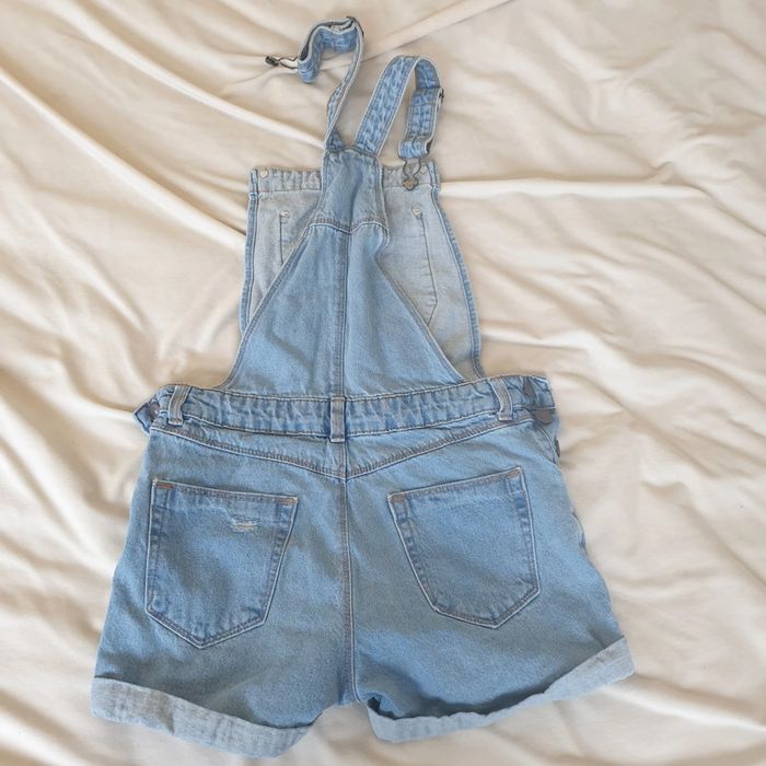 1 salopette courte en jeans, marque Kiabi, taille 32, en très bon état - photo numéro 3