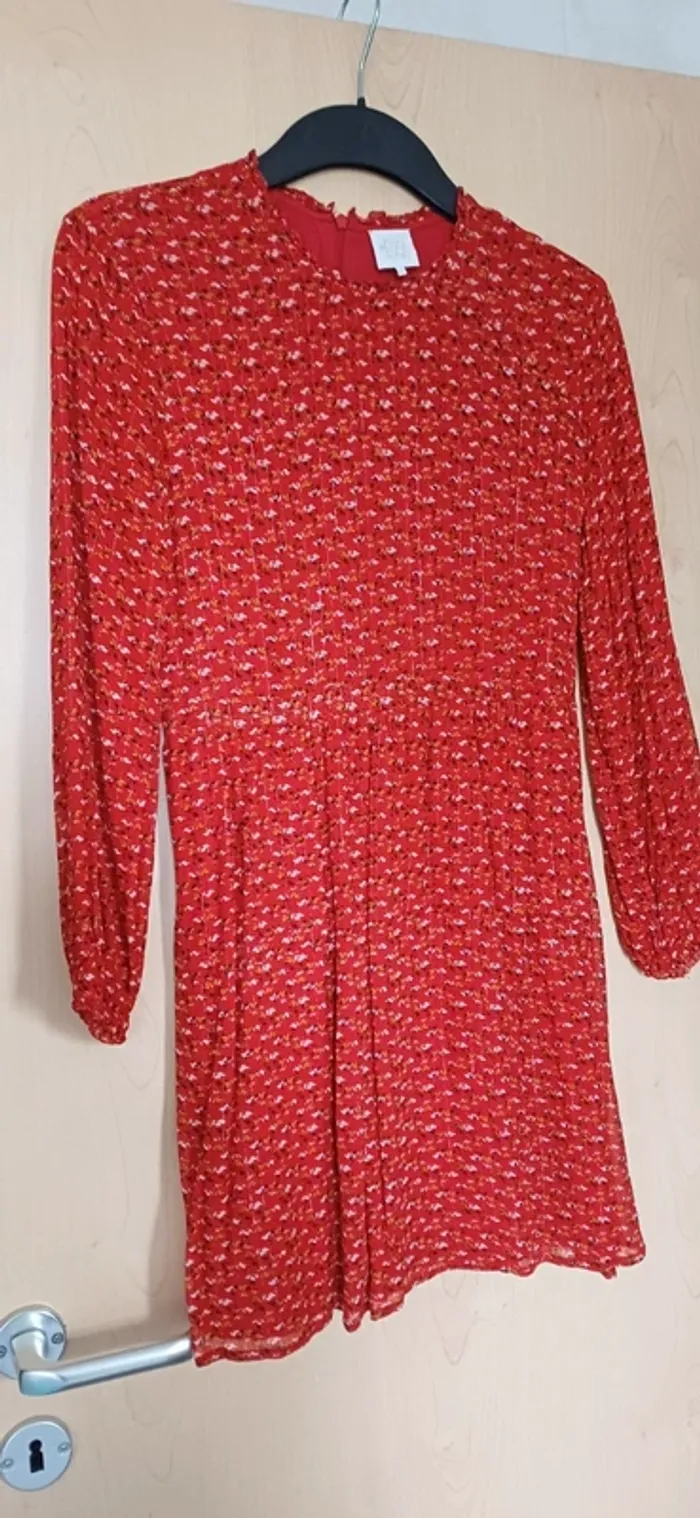 Robe courte et longues manches, taille 36 Karl Marc John.