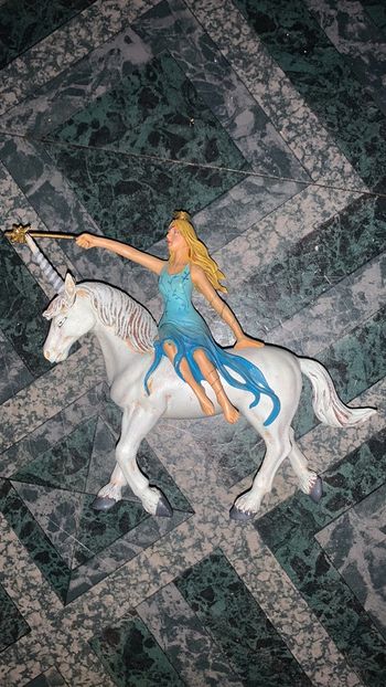 Figurine fée sur licorne plastoy