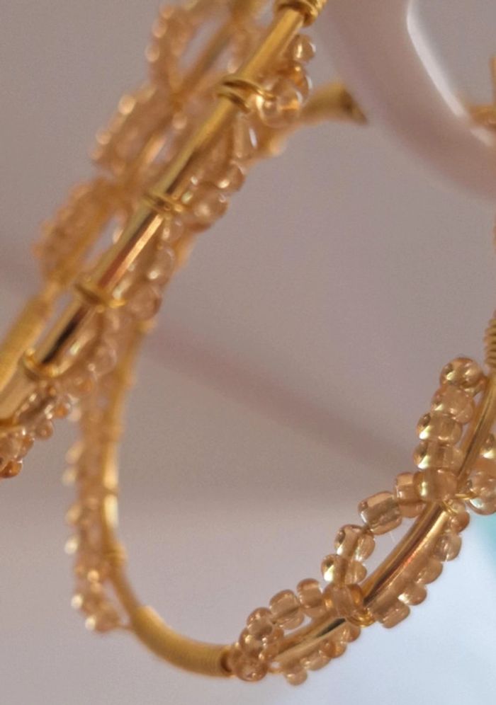 Boucles d'oreilles créoles dorées & perles scintillantes – artisanale - photo numéro 5