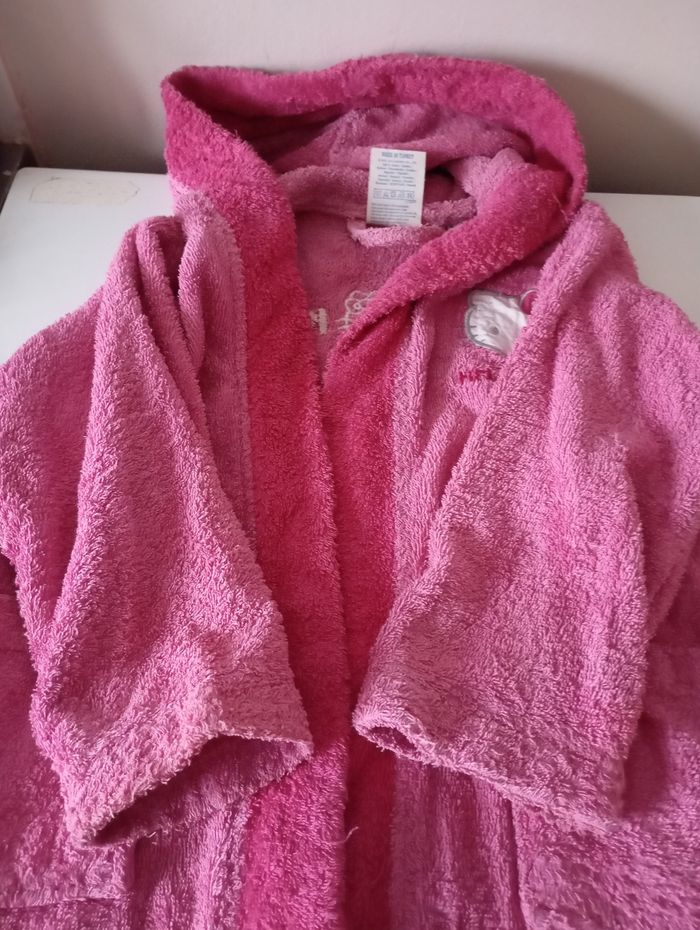 Peignoir 2/4 ans . Coton éponge rose fushia. 2 poches ,ceinture et capuche.Hello Ketty. Très bon état. - photo numéro 3