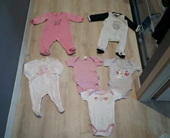 Lot 6 mois bodys et pyjama neuf et tbe