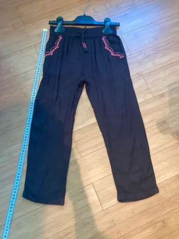 5 ans mais taille grand - pantalon matière fluide avec taille élastique couleur marron foncé