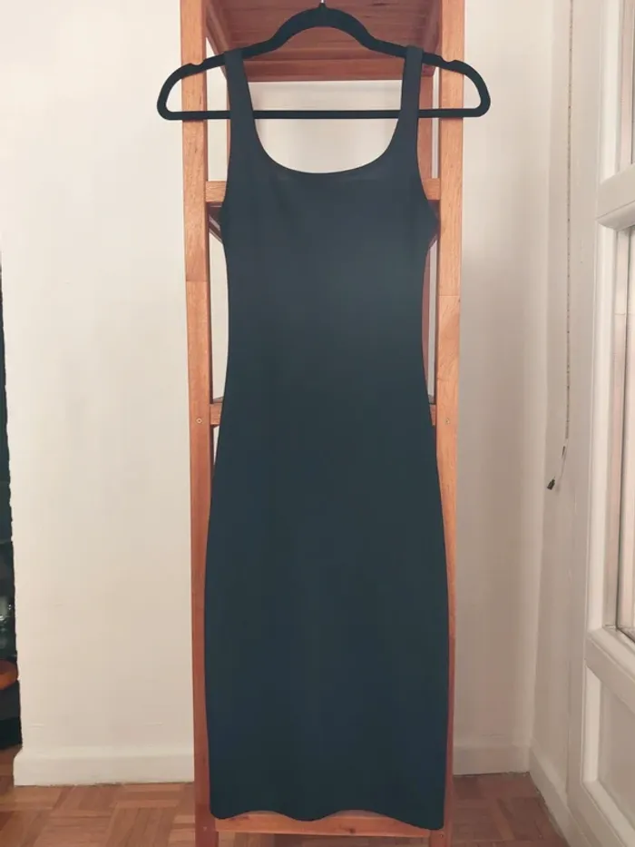 Robe Pull & Bear noire moulante à bretelle