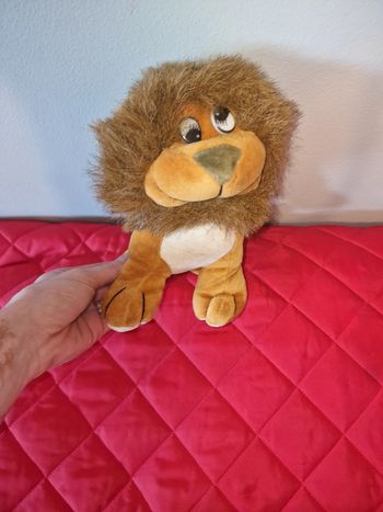 Petit lion en peluche marron