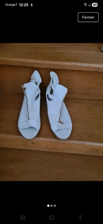 Vends chaussures à talons compensés blanc et or.