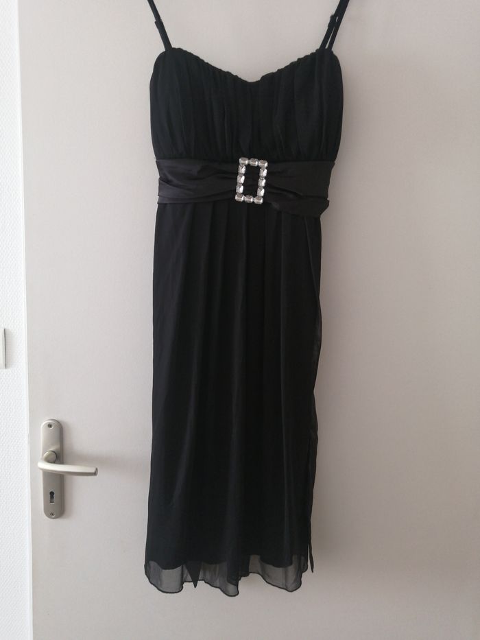Robe noire de soirée avec nœud en satin