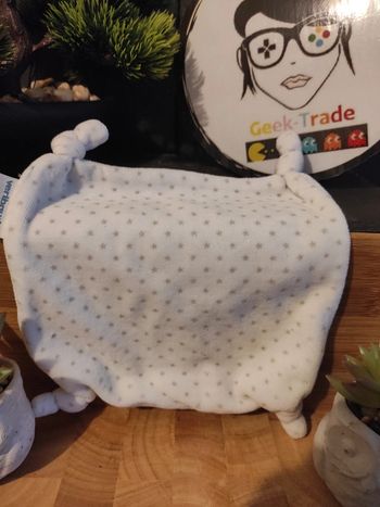 Doudou Plat mouchoir Blanc Etoiles Grises #geektradedoudou