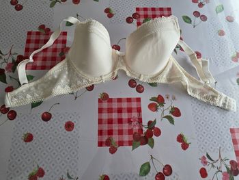 SOUTIEN-GORGE COULEUR CRÈME MARQUE ETAM NUMÉRO 4 TAILLE 85D