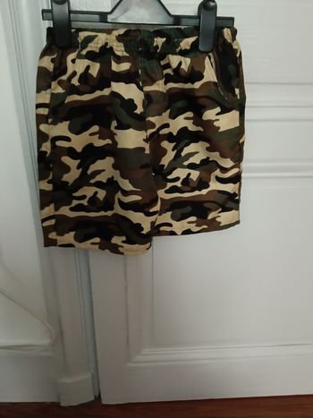 Short kaki et multicolore