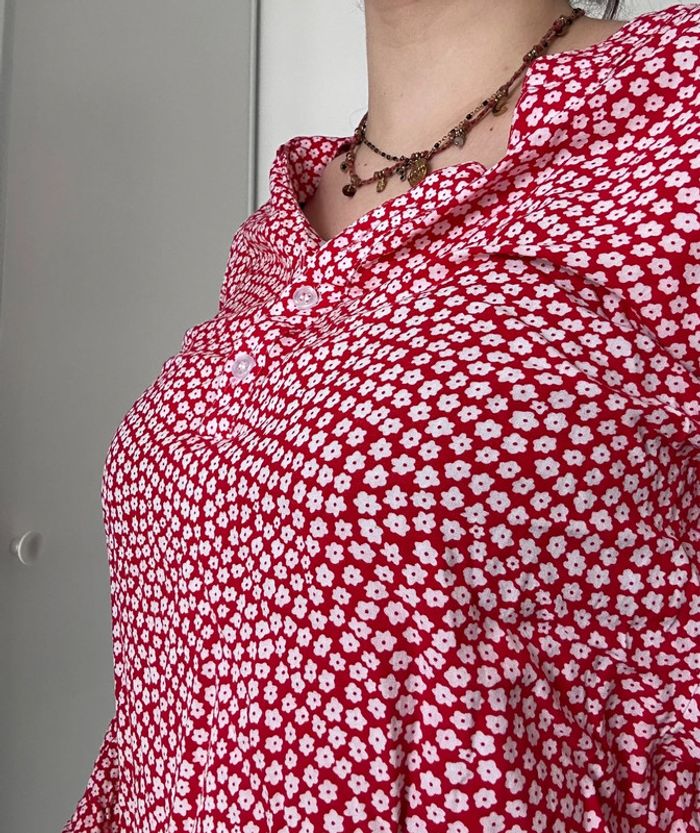 Blouse rouge à fleurs – Taille M Col V | Boutons blancs | Tissu léger et fluide - photo numéro 2