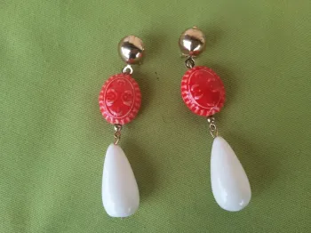 Boucle d'oreille dorée,  corail et blanche