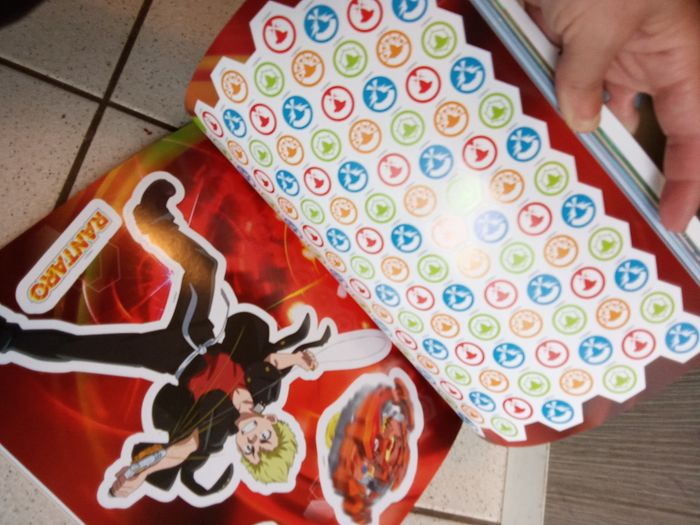 Livre d'activité, gommettes beyblade burst, livre collector - photo numéro 4