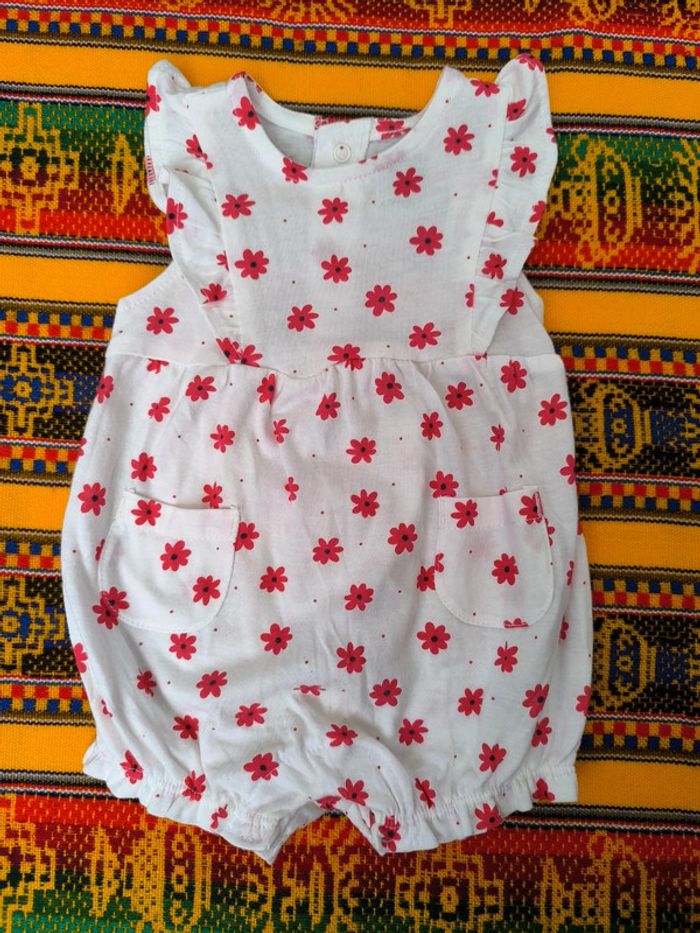 Barboteuse Kiabi / blanche avec des fleurs rouges / taille 1 mois 54 cm