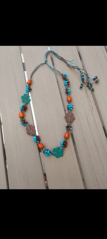 Collier complètement neuf