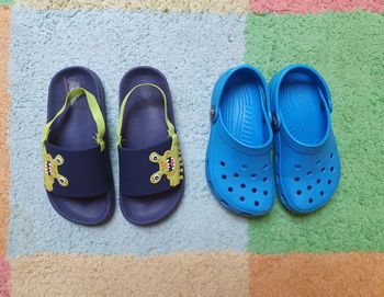 2 paires de chaussures plage garçon- T.27-28 - Crocs