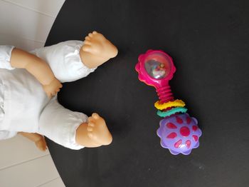 Petit hochet bébé – garçon ou fille – multicolore