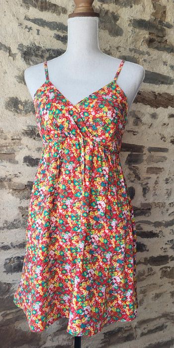 Robe d'été fleurie rouge verte et jaune irisé La Redoute Taille 34