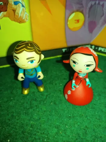 Lot de 2 figurines Djeco prince et princesse