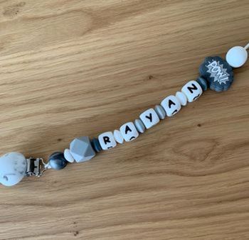 Attache-tétine en silicone personnalisée