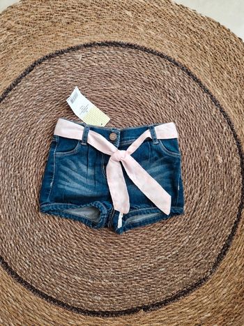 Joli short tape à l'œil neuf taille 9 mois