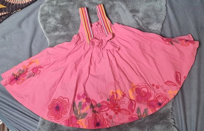 Jolie robe bretelles à fleurs 3 ans