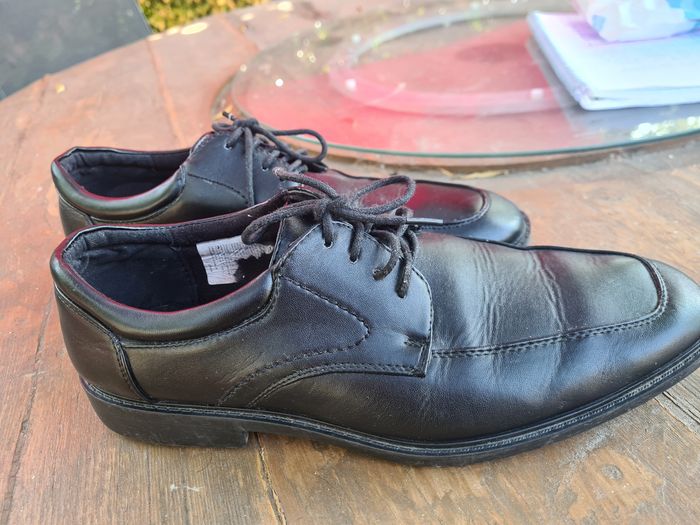 Chaussures. Homme. Taille 45. 1 éraflure - photo numéro 3