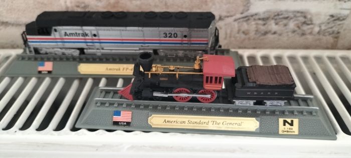 Lot de 2 trains de collection